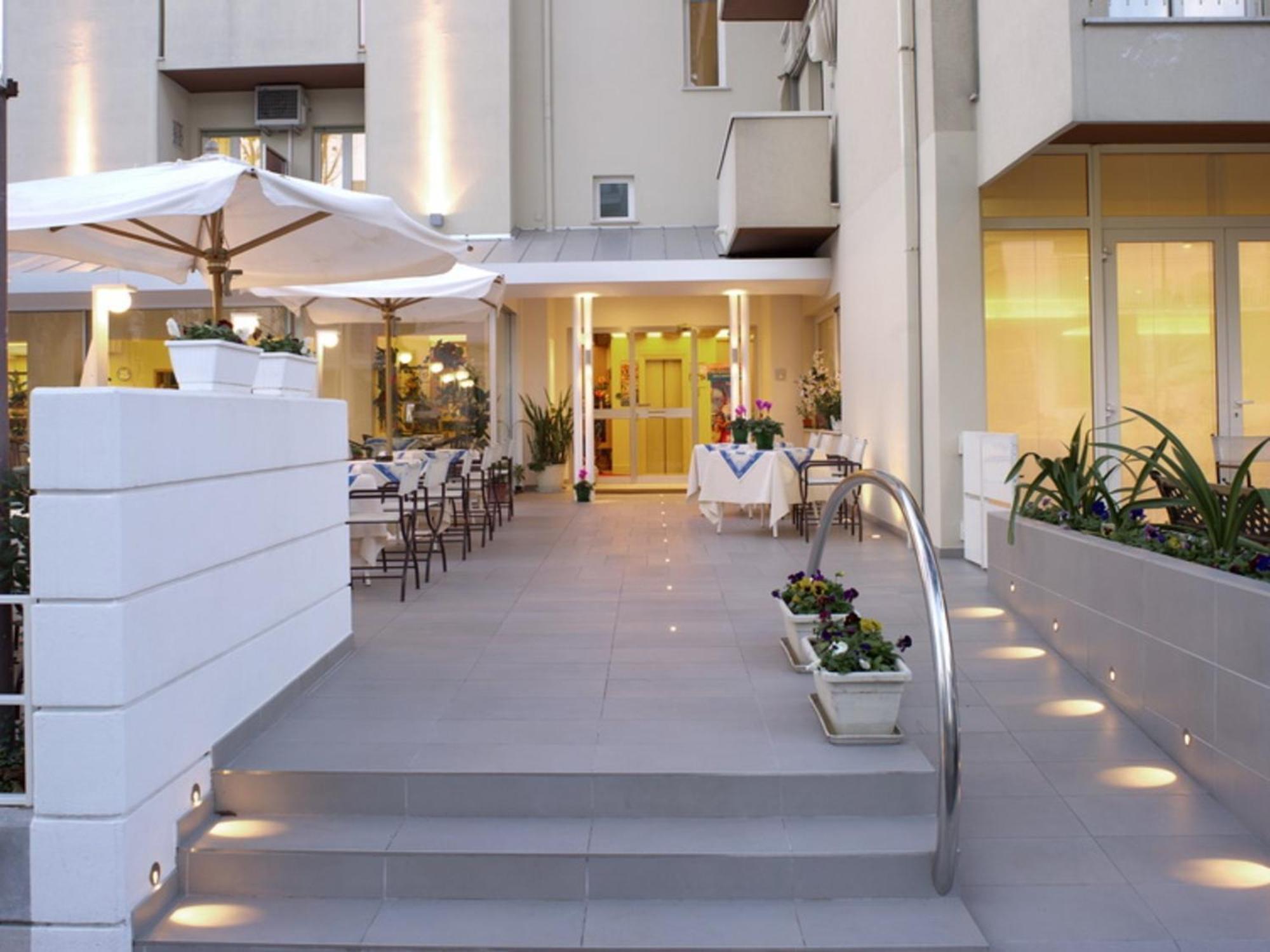 Hotel Nives ริชโชเน ภายนอก รูปภาพ